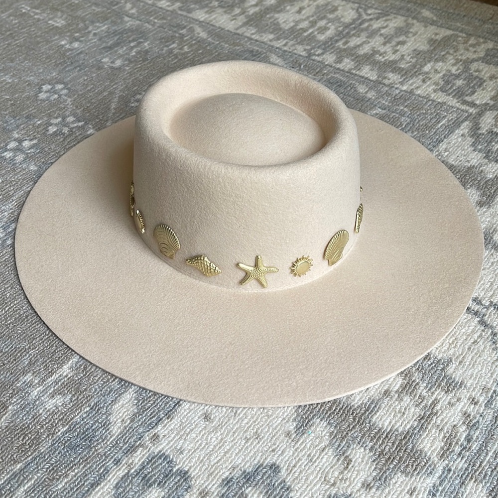 Lack of color seaside boater hat